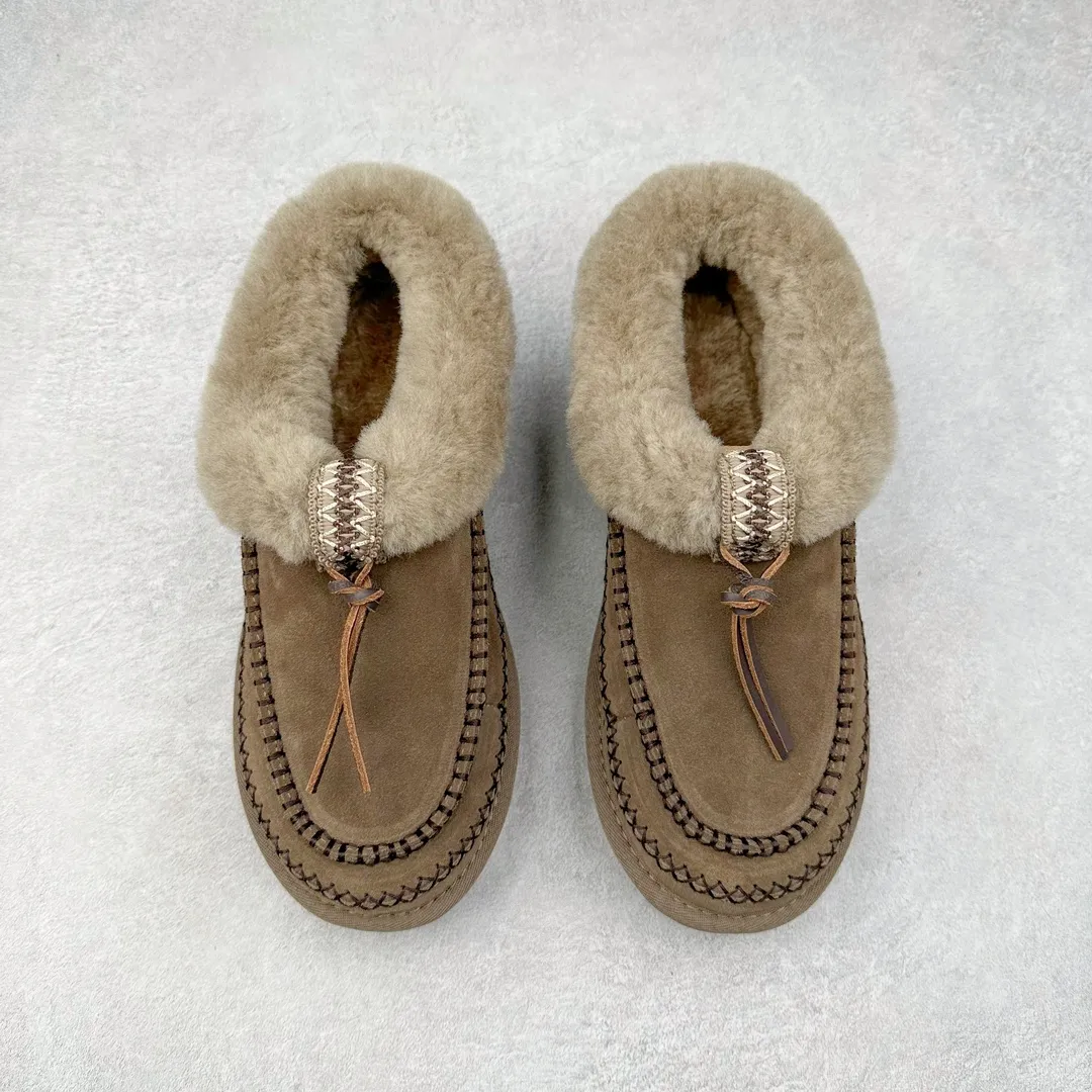 Pick up locally💰560 UGG 8258 Alpine shallow mouth autumn and winter sheep fur integrated snow boots. All shoes are made of ZP same factory. Longfeng A-grade Australian imported sheep fur integrated brand OEM production line. Fully follow the ZP process. Original pattern maker of the OEM. Adhering to the principle of no original shoes and no development selection. Pay attention to every detail. The most authentic version on the market TREADLITE "Light Wing" technology outsole Lightweight/durable/flexible/pile size: 35 36 37 38 39 40 Coding: by2936090